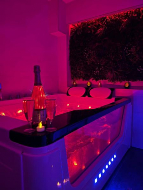 Love room: Aux plaisirs des sens jacuzzi privé